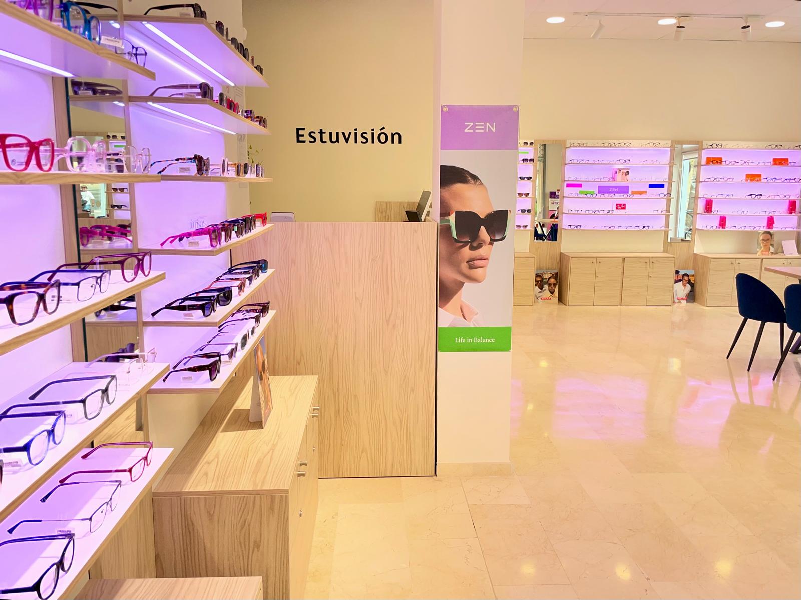 Interior y exposición de gafas Estuvisión